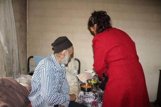 Öğrencilerden Kimsesizlere Günlük Sıcak Yemek