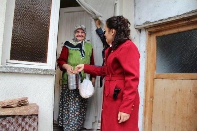 Öğrencilerden Kimsesizlere Günlük Sıcak Yemek