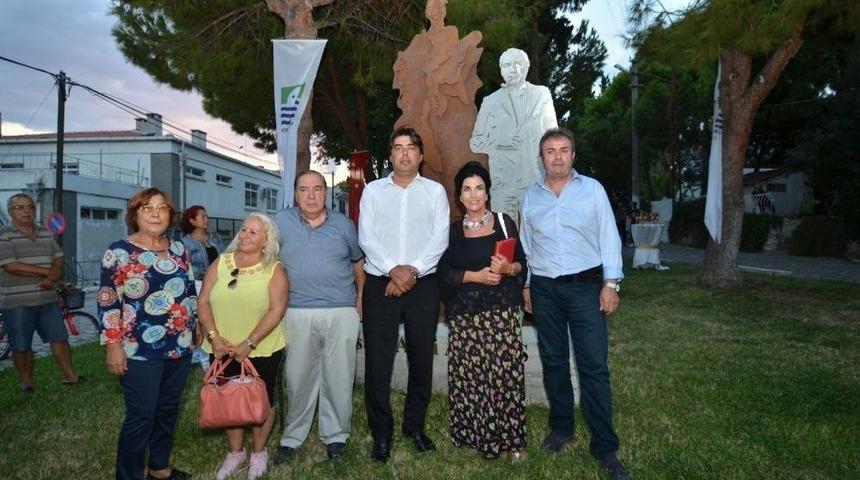 Fo&ccedil;a&rsquo;ya Avni Arbaş Heykeli