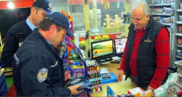 Dükkanında Bulduğu Para Dolu Cüzdanı Polise Teslim Etti