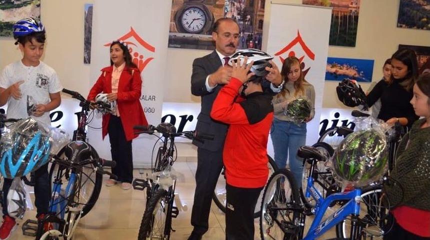 Başarılı &Ouml;ğrenciler Bisikletle &Ouml;d&uuml;llendirildi