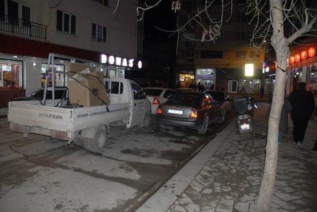 Trafiğe Kapatılan Yol Otoparka Döndü