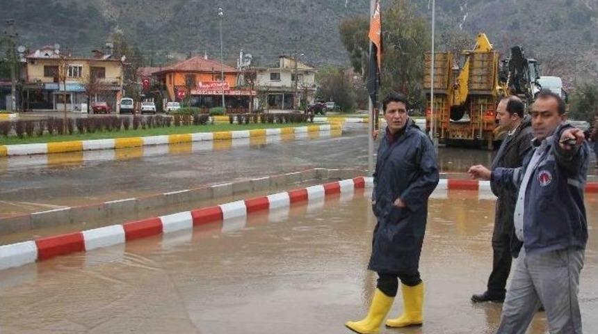 Şiddetli Yağmur D&ouml;şemealtı&rsquo;nda Etkili Oldu