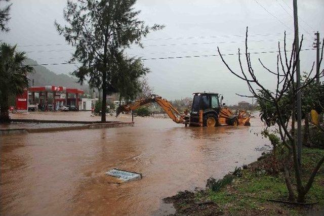 Şiddetli Yağmur Döşemealtı’nda Etkili Oldu