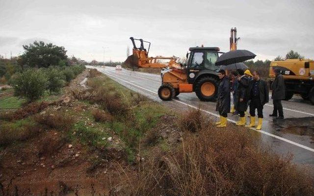 Şiddetli Yağmur Döşemealtı’nda Etkili Oldu