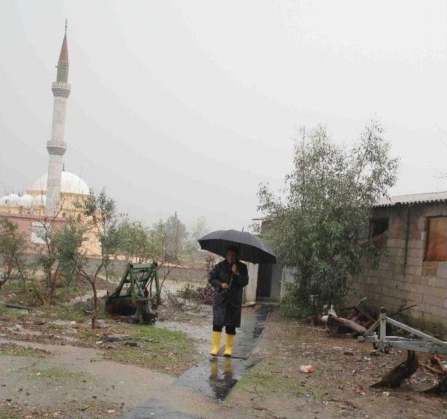 Şiddetli Yağmur Döşemealtı’nda Etkili Oldu