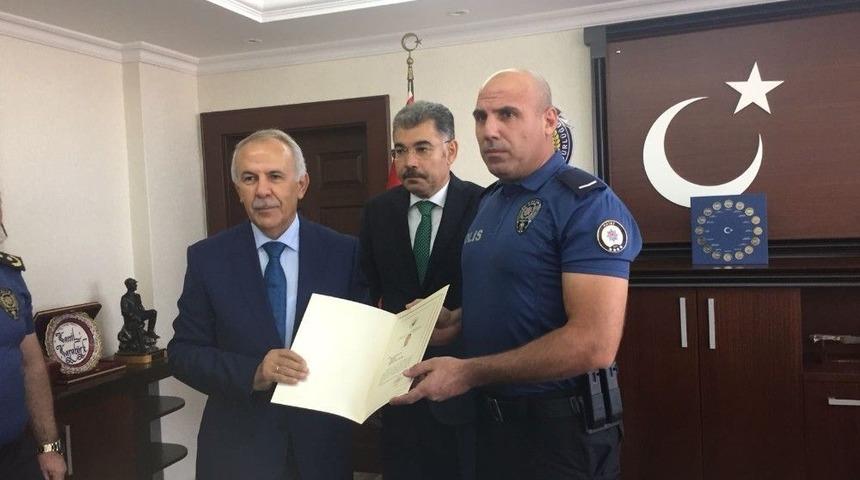 Yaralı Suriyeliyi Sırtında 2 Kilometre Taşıyan Polise Başarı Belgesi