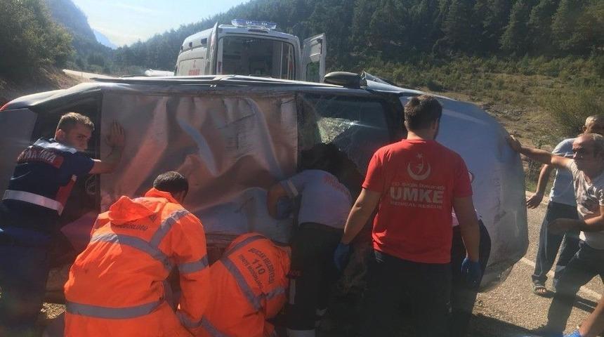 Kayalıklara &Ccedil;arpıp 100 Metre S&uuml;r&uuml;klenen Ara&ccedil; S&uuml;r&uuml;c&uuml; Hayatını Kaybetti