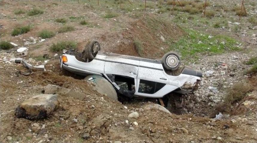 Yoldan &Ccedil;ıkan Otomobil Yayalara &Ccedil;arptı: 3 Ağır Yaralı