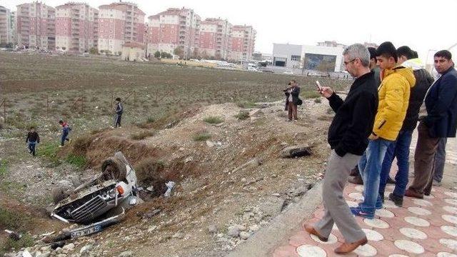 Yoldan Çıkan Otomobil Yayalara Çarptı: 3 Ağır Yaralı