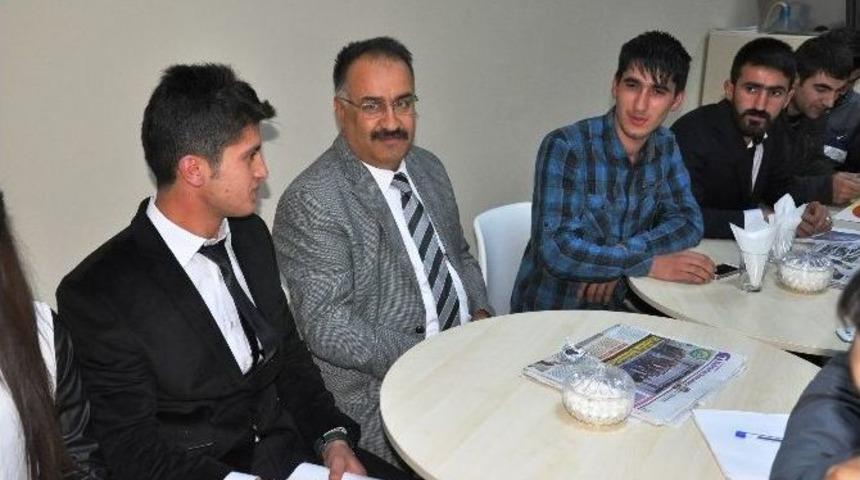 Rekt&ouml;r Yılmaz &Ouml;ğrencilerle Bir Araya Geldi