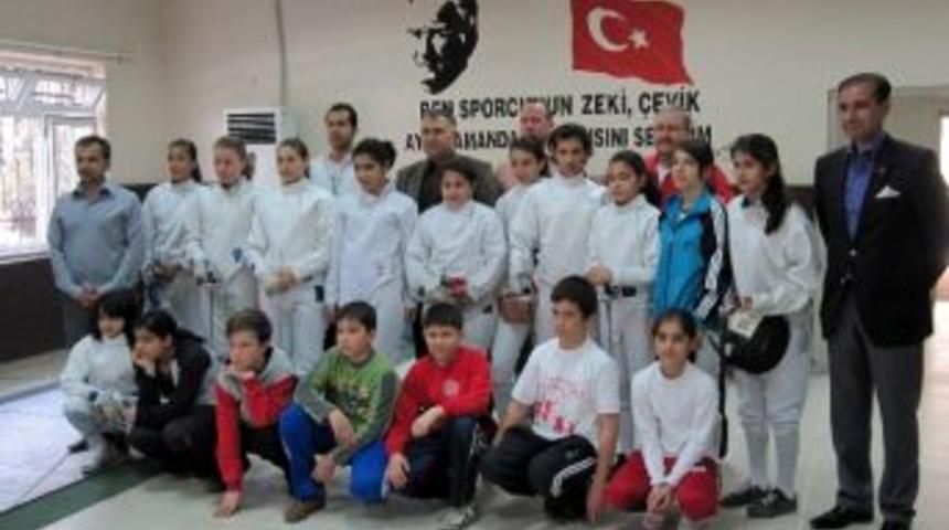 Milli Eskrim Sporcuları Uluslararası Turnuvaya Katılıyor