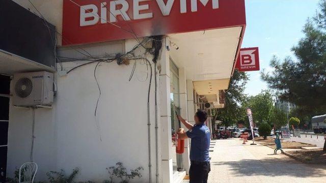 Binada Çıkan Yangını Polis Söndürdü