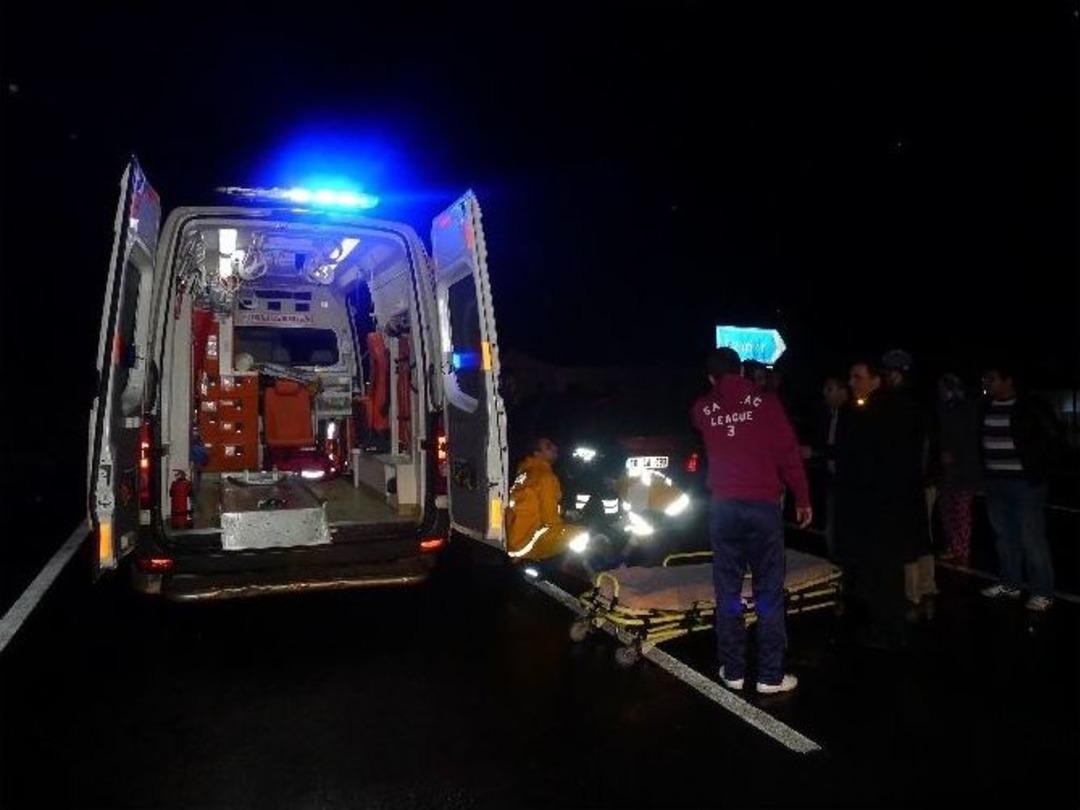 Karanlık Kavşakta Karşıdan Karşıya Ge&ccedil;erken Otomobilin Altında Kaldı