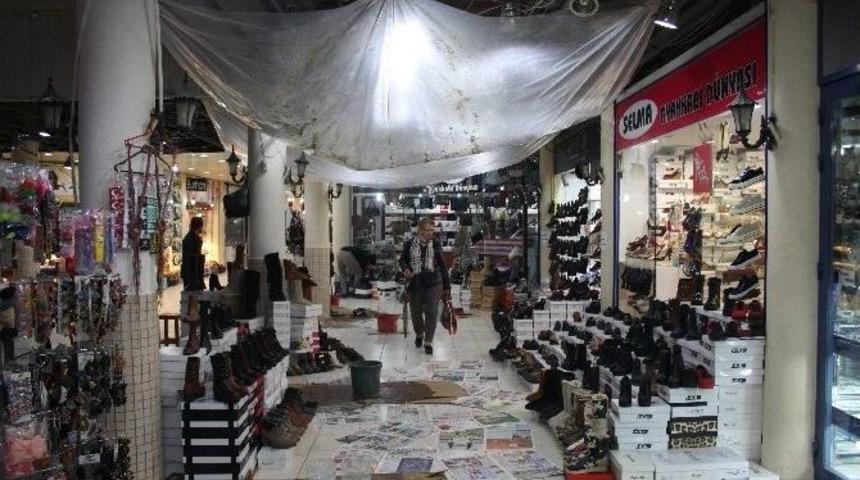 Nalbantoğlu &Ccedil;arşısı&rsquo;nı Su Bastı, Esnaf Perişan Oldu