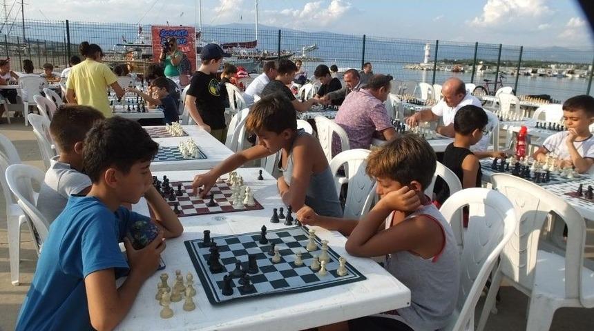 Sokakta Satran&ccedil; Oynadılar