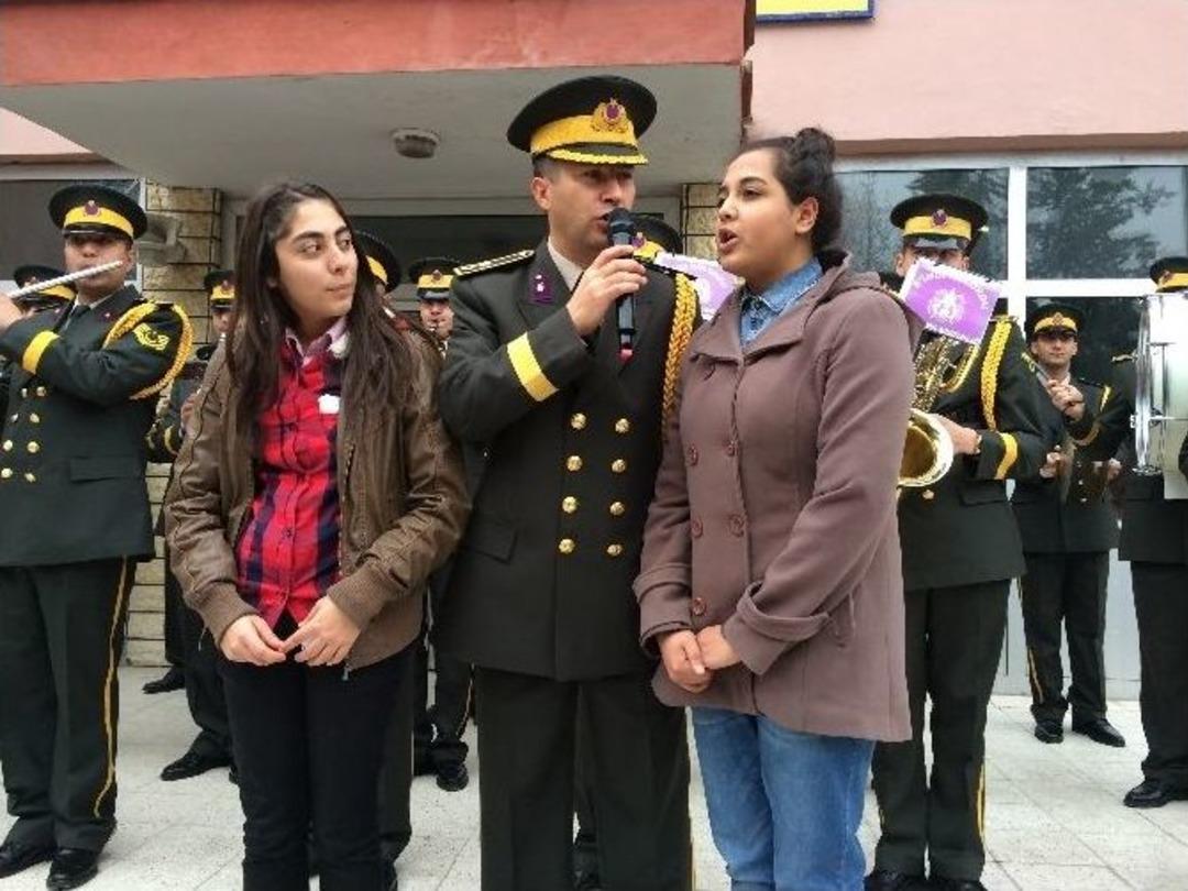 Askerler &Ouml;ğrencilerle Birlikte 10. Yıl Marşı&rsquo;nı S&ouml;yledi