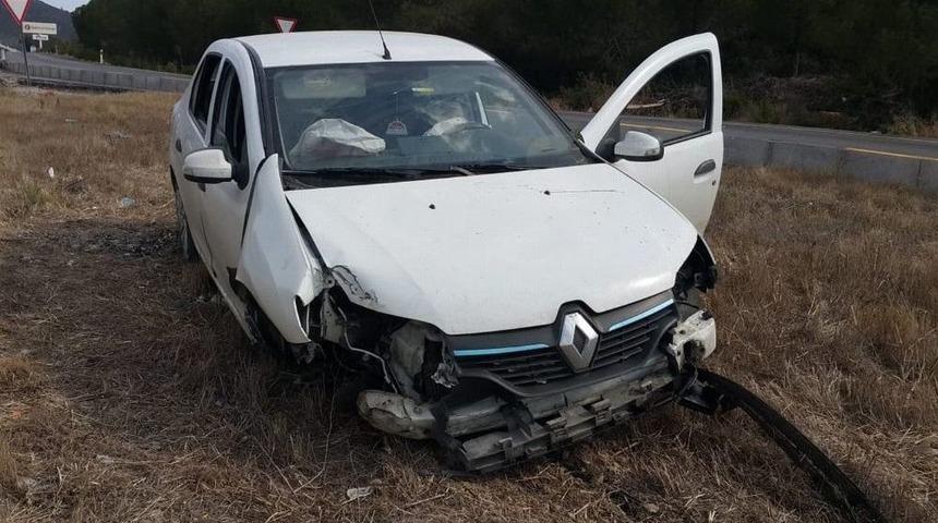 Direksiyon Hakimiyetini Kaybeden S&uuml;r&uuml;c&uuml; Kaza Yaptı; 2 Yaralı