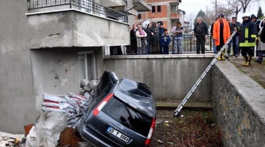 Evin Balkonuna &Ccedil;arpıp Bah&ccedil;eye U&ccedil;an Otomobilin S&uuml;r&uuml;c&uuml;s&uuml; &Ouml;ld&uuml;