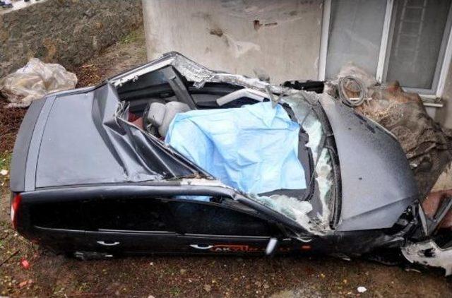 Evin Balkonuna Çarpıp Bahçeye Uçan Otomobilin Sürücüsü Öldü