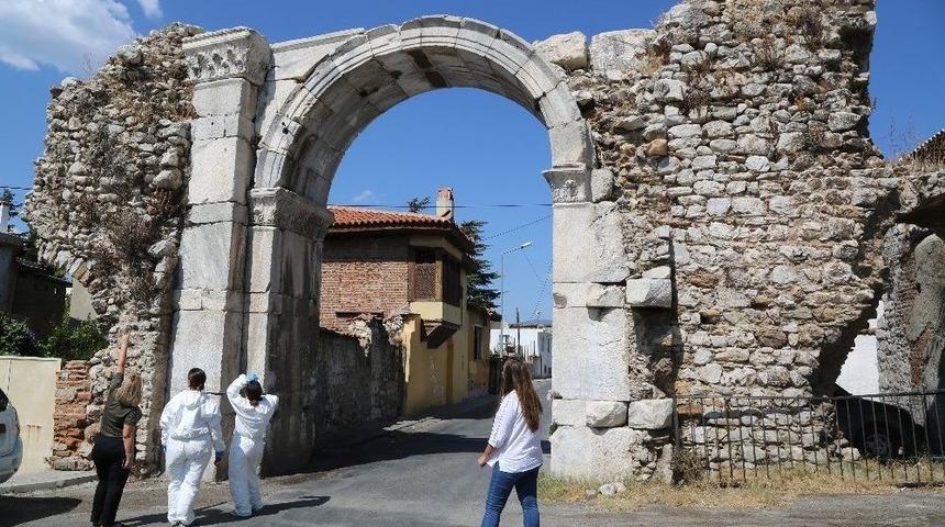 Baltalı Kapı&rsquo;daki Yazılar Temizlendi