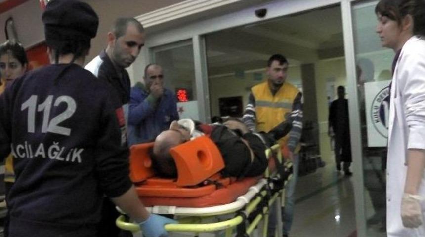 Işıklarda Bekleyen Otomobile Tır &Ccedil;arptı: 2 Yaralı