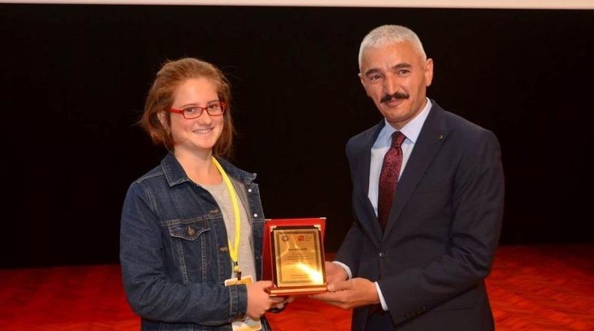 14 Yaşındaki Katılımcı Sempozyum Da İlgi Odağı Oldu