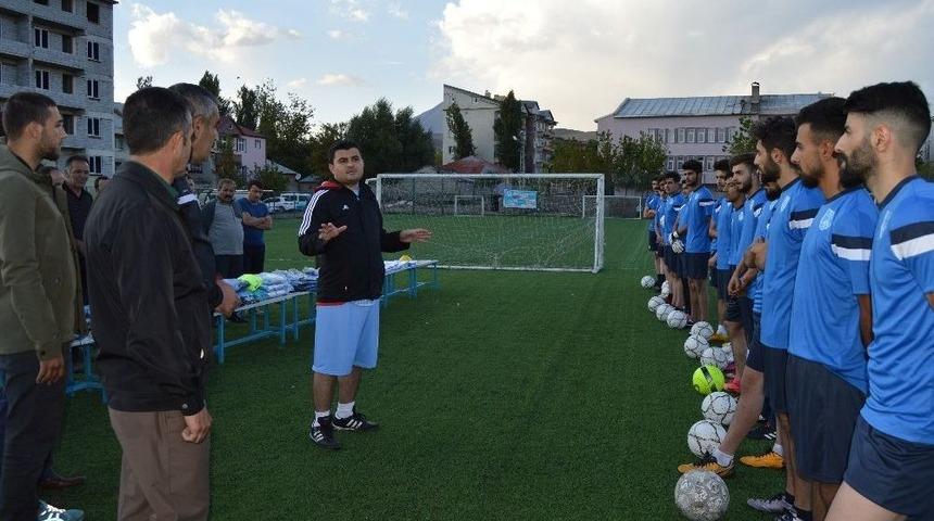 Kaymakam Sarı&rsquo;dan Eleşkirt Spora Malzeme Desteği