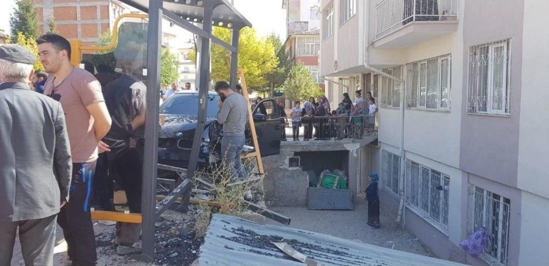 Otob&uuml;s Durağında Bekleyen Kadına Otomobil &Ccedil;arptı