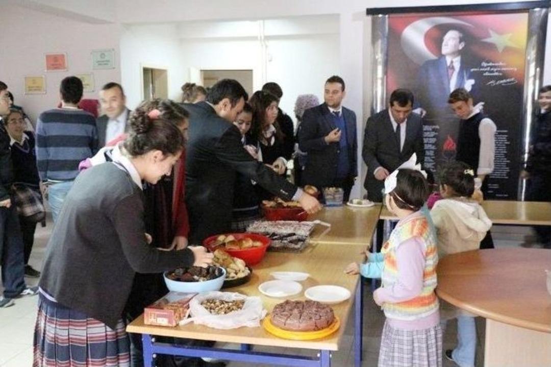 İlkokul &Ouml;ğrencilerinden Lise &Ouml;ğrencilerine Yerli Malı Yiyecek İkramı