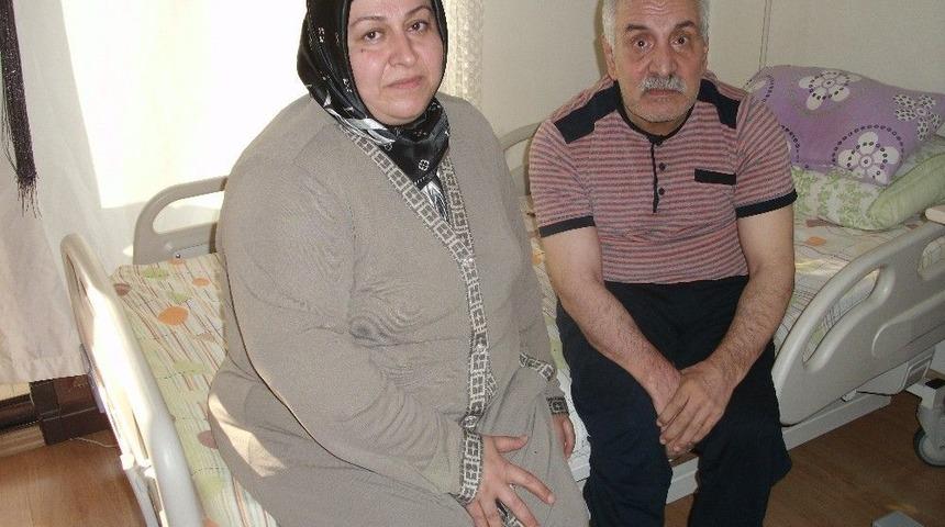 10 Yıldır Yatalak Eşine &Ccedil;ocuk Gibi Bakıyor