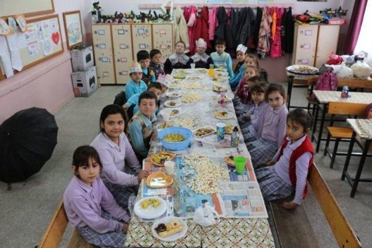 İlkokul Öğrencilerinden Lise Öğrencilerine Yerli Malı Yiyecek İkramı G2