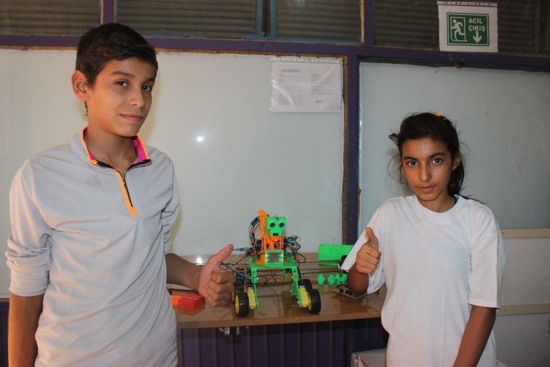 Kurs &Ouml;ğrencileri Konuşan Ve Sorulara Cevap Veren Robot &Uuml;retti