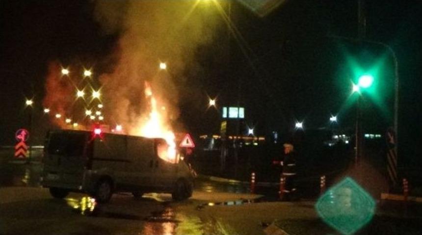 Abant Kavşağı&rsquo;nda Minib&uuml;s Alev Alev Yandı
