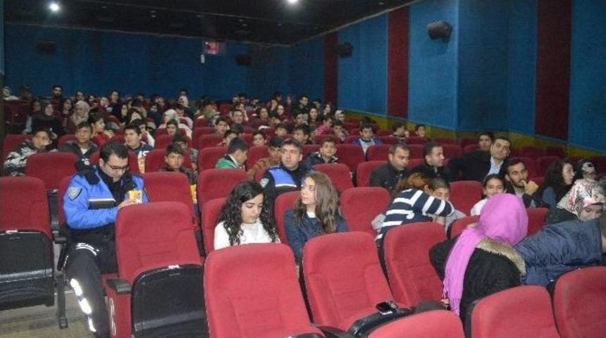 &ldquo;onlar Bizim Geleceğimiz&rdquo;projesi &Ouml;ğrencileri Sinemada