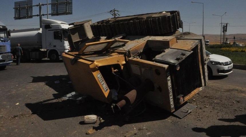 İş Makinesi Vincin &Uuml;zerinden Devrildi