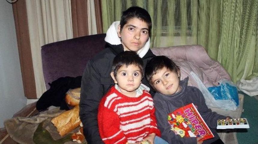 2 Kız &Ccedil;ocuğuyla Sokakta Kaldı