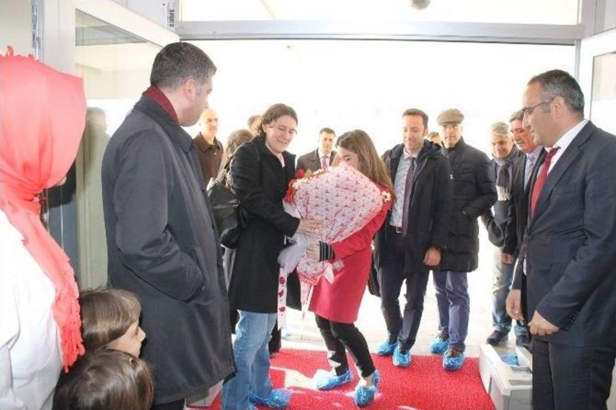 Hollandalı Heyet, &Ouml;nc&uuml;pınar Konteyner Kentinde Yaşayan Suriyelileri Ziyaret Etti