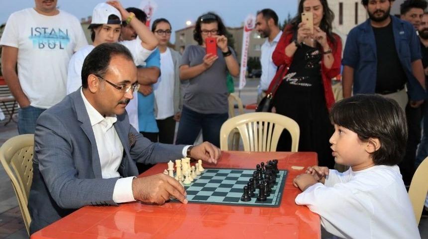 Başkan Cahan Miniklerle Satran&ccedil; Masasına Oturdu