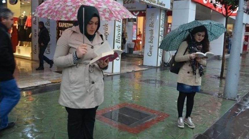 Kitap Okumaya Teşvik İ&ccedil;in Yağmur Altında Kitap Okudular