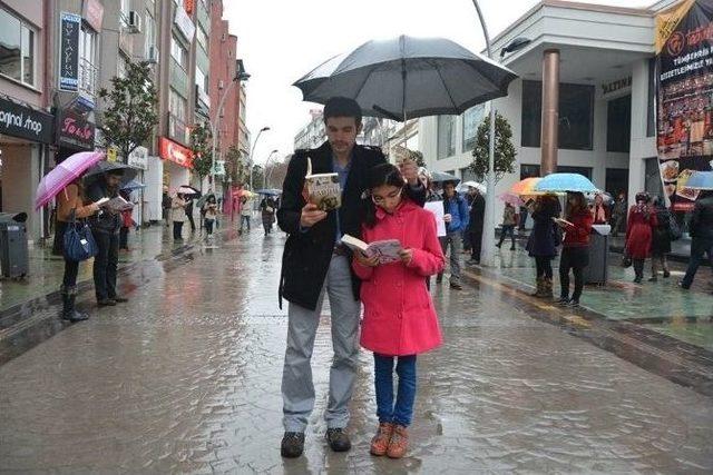 Kitap Okumaya Teşvik İ&ccedil;in Yağmur Altında Kitap Okudular 1
