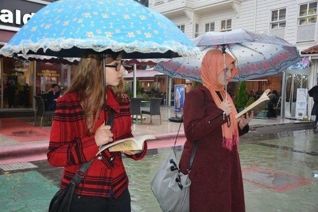 Kitap Okumaya Teşvik İ&ccedil;in Yağmur Altında Kitap Okudular 2