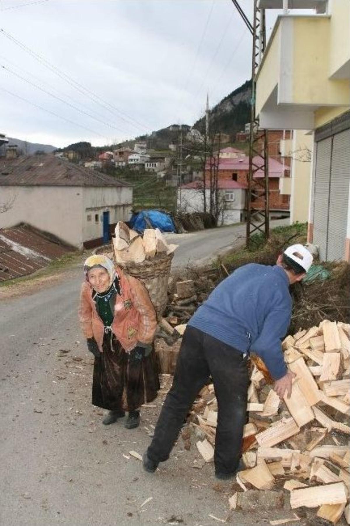 Bu K&ouml;yde Kadınlar Mezarda Emekli Oluyor