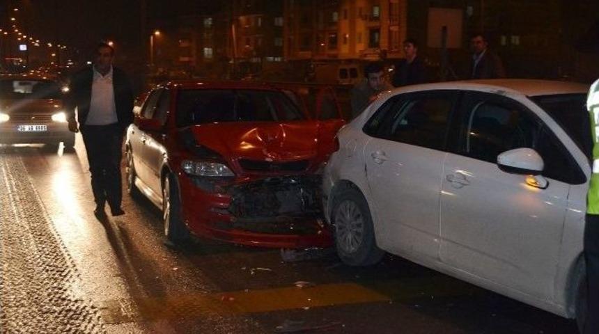 Kırmızı Işıkta &Uuml;&ccedil; Ara&ccedil; Birbirine Girdi