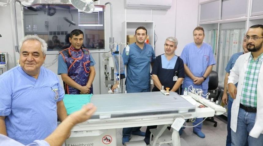 Meslektaşları Damar Tıkanıklığını A&ccedil;manın İnceliklerini Prof. Dr. &Ouml;zg&uuml;l&rsquo;den &Ouml;ğreniyor