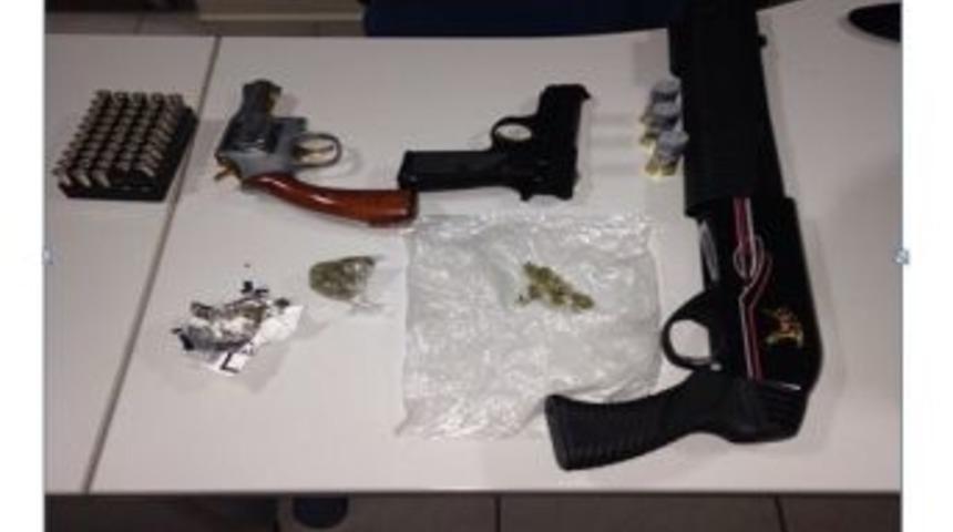 Kahvehanede Silah Ve Mermi Ele Ge&ccedil;irildi