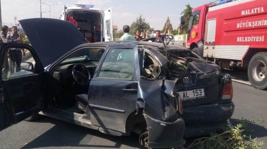 Otomobilin Lastiği Fırladı: 2 Yaralı