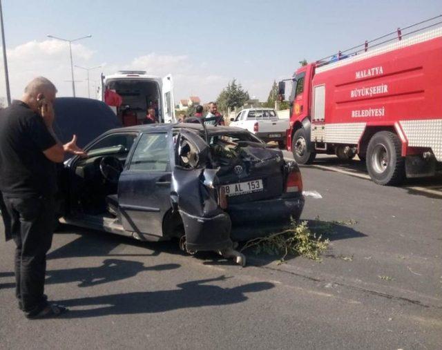 Otomobilin Lastiği Fırladı: 2 Yaralı