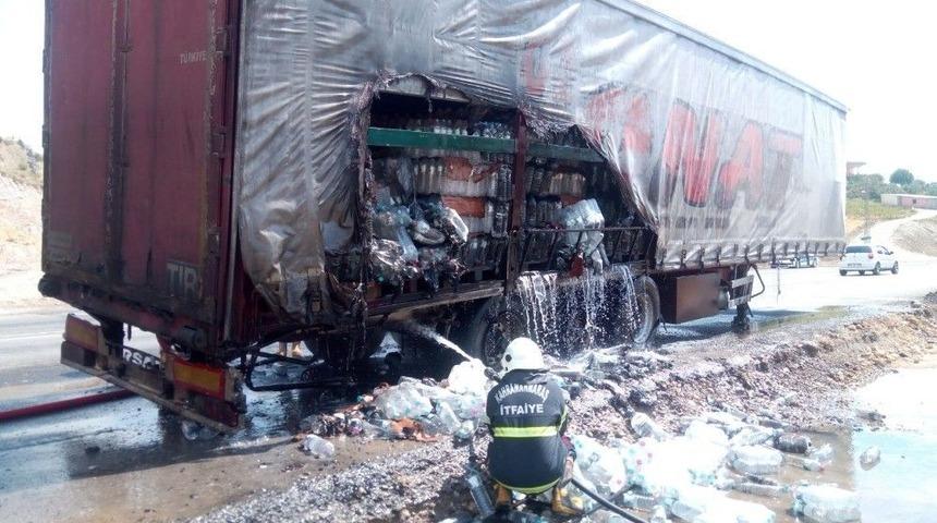 Seyir Halindeki Tırın Tekerleri Alev Aldı