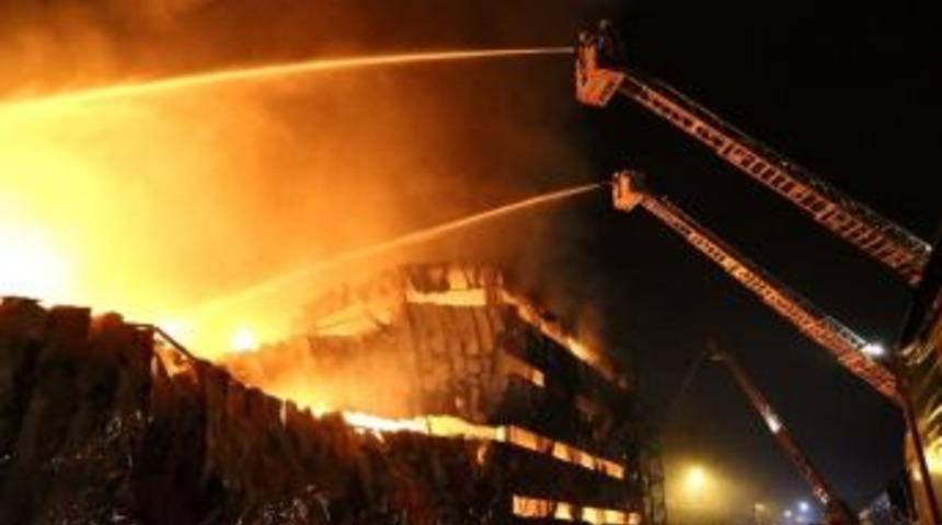 Halkalı&rsquo;da Ki G&uuml;mr&uuml;k Sahası İ&ccedil;erisinde Bulunan 5 Katlı Antrepo Bina Yandı
